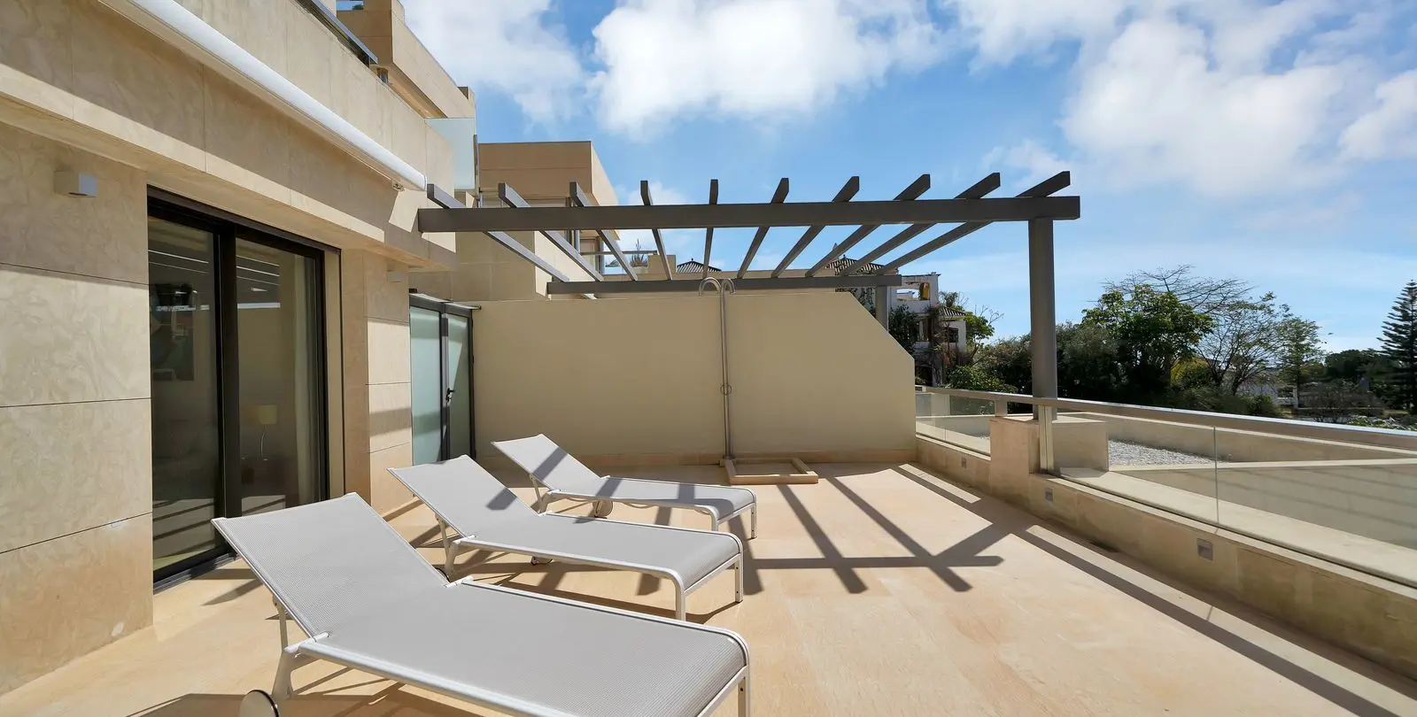 Long-term rent of middle floor apartment in Nueva Andalucía 32