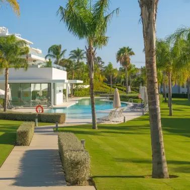 Alquiler a largo plazo de apartamento en planta media en Estepona