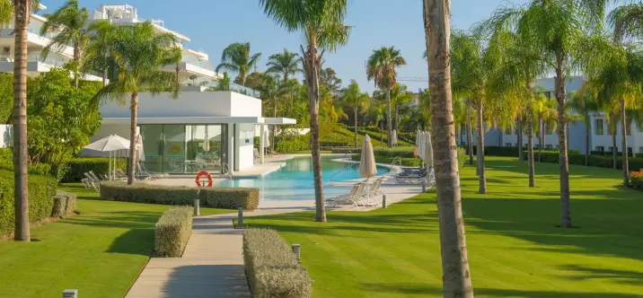 Alquiler a largo plazo de apartamento en planta media en Estepona 0