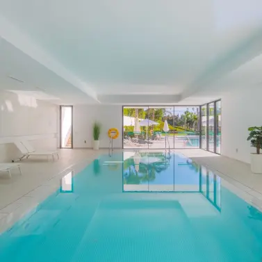 Alquiler a largo plazo de apartamento en planta media en Estepona