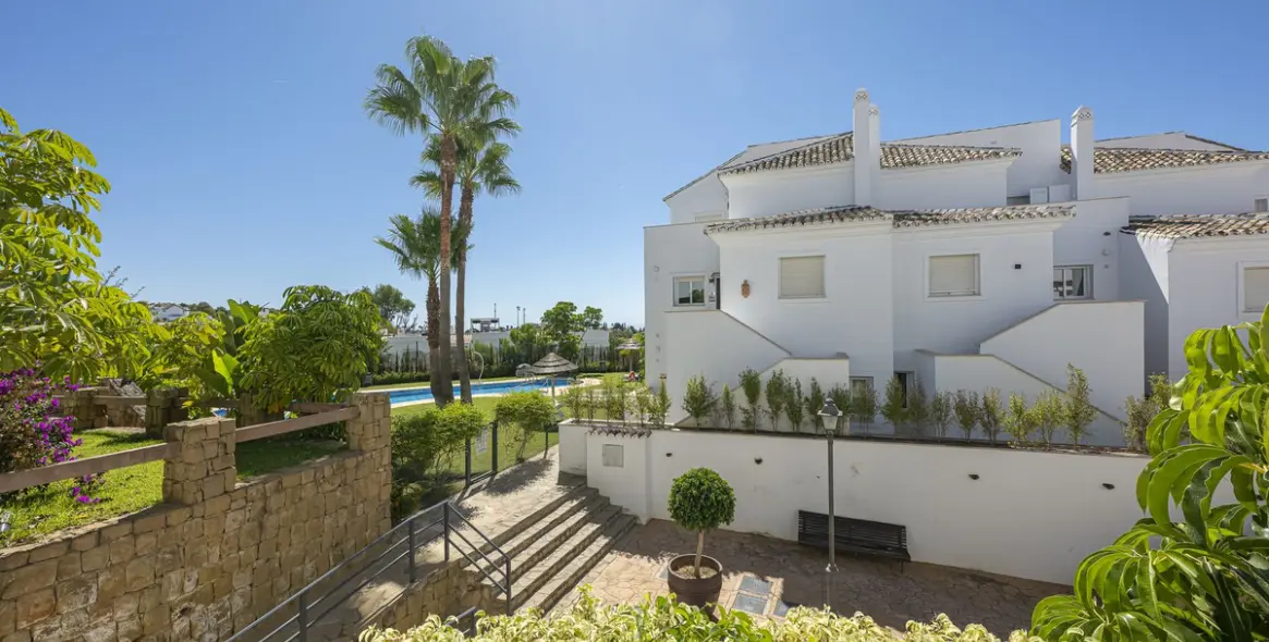 Долгосрочная аренда апартаментов на первом этаже в Nueva Andalucía 1