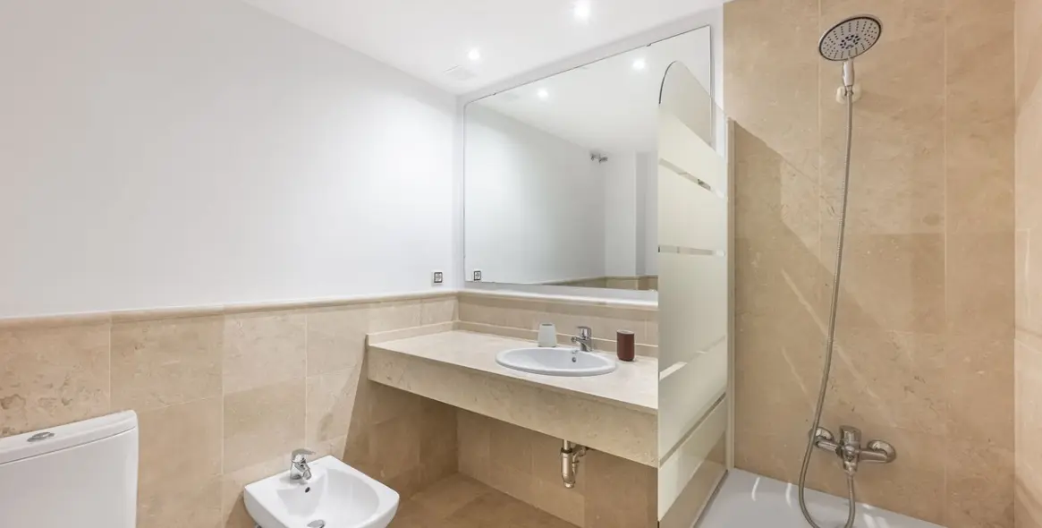 Долгосрочная аренда апартаментов на первом этаже в Nueva Andalucía 13