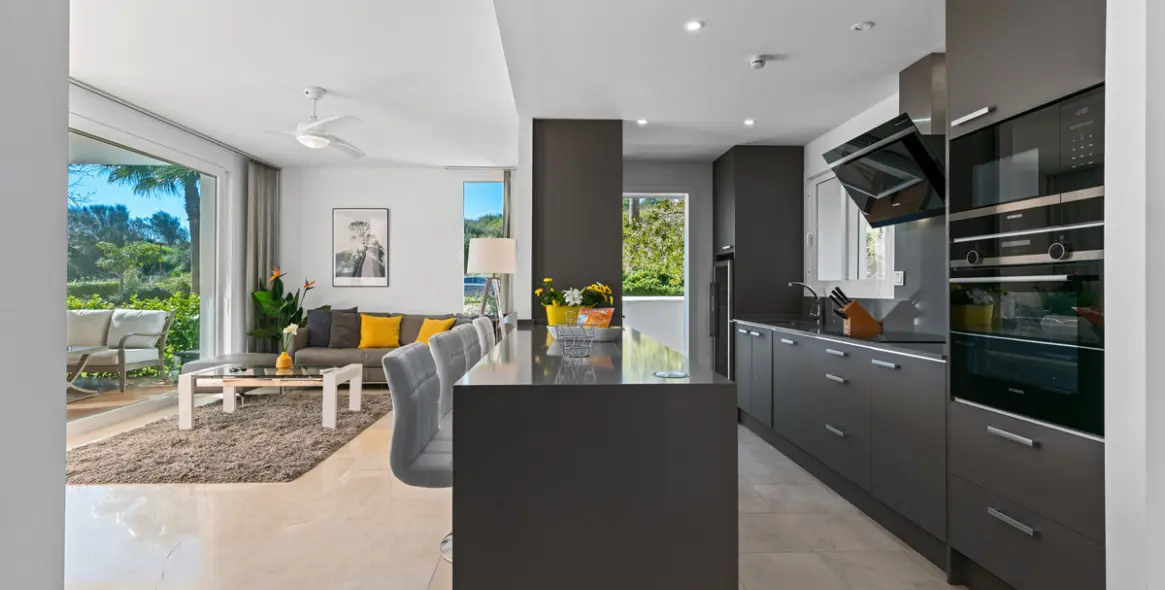 Продажа апартаментов на среднем этаже в Casares 10