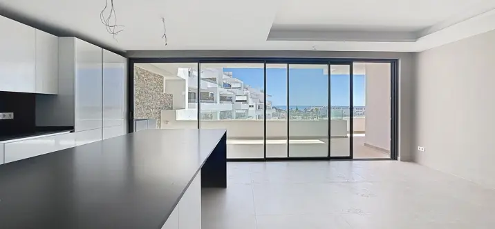 Sale of middle floor apartment in Estepona 2