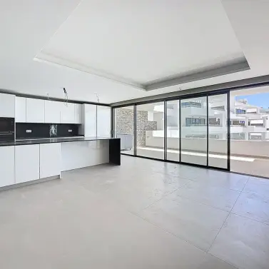 Sale of middle floor apartment in Estepona