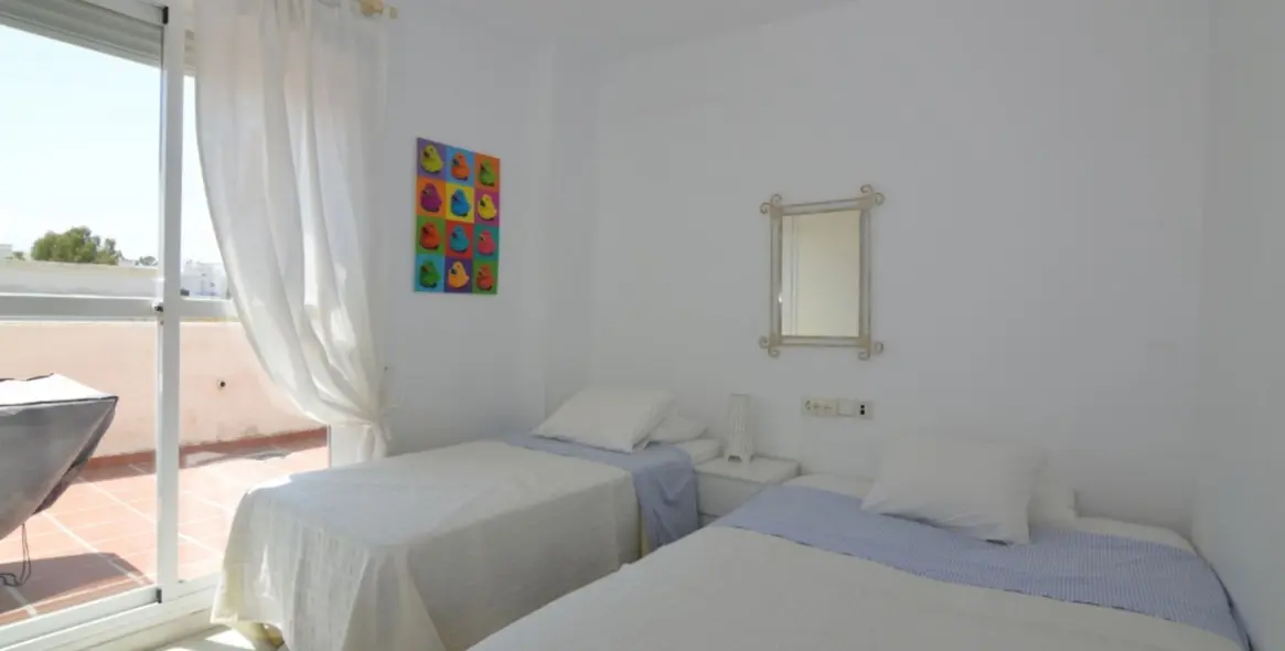 Sale of penthouse in Nueva Andalucía 11