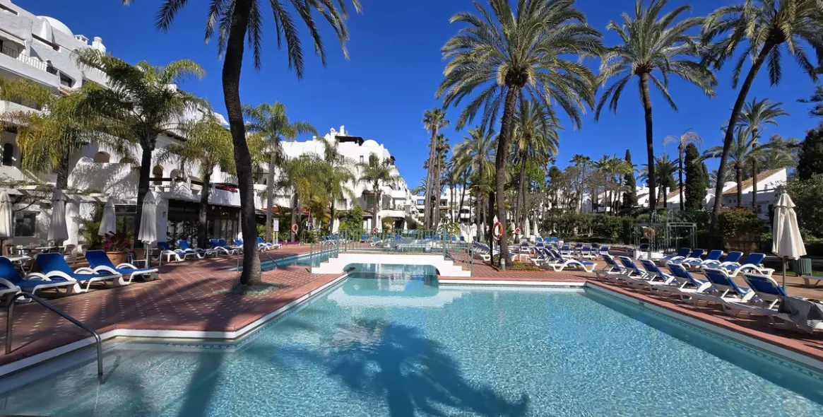 Sale of ground floor apartment in Puerto Banús 1