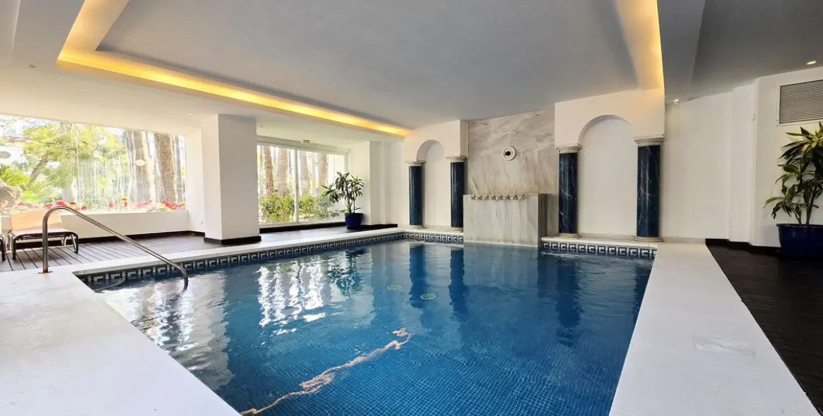 Sale of ground floor apartment in Puerto Banús 2