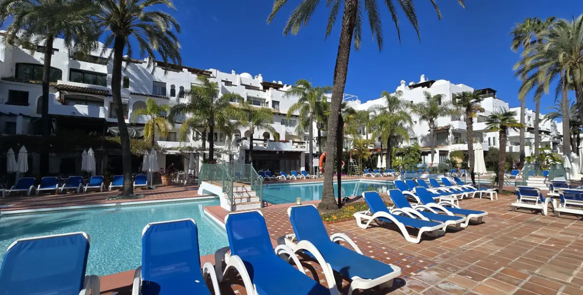 Sale of ground floor apartment in Puerto Banús 5