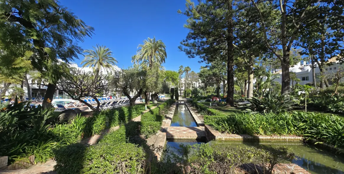 Sale of ground floor apartment in Puerto Banús 6