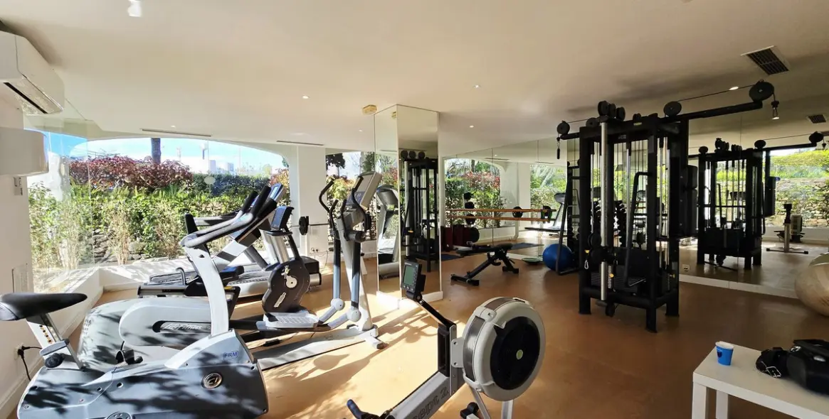 Sale of ground floor apartment in Puerto Banús 11