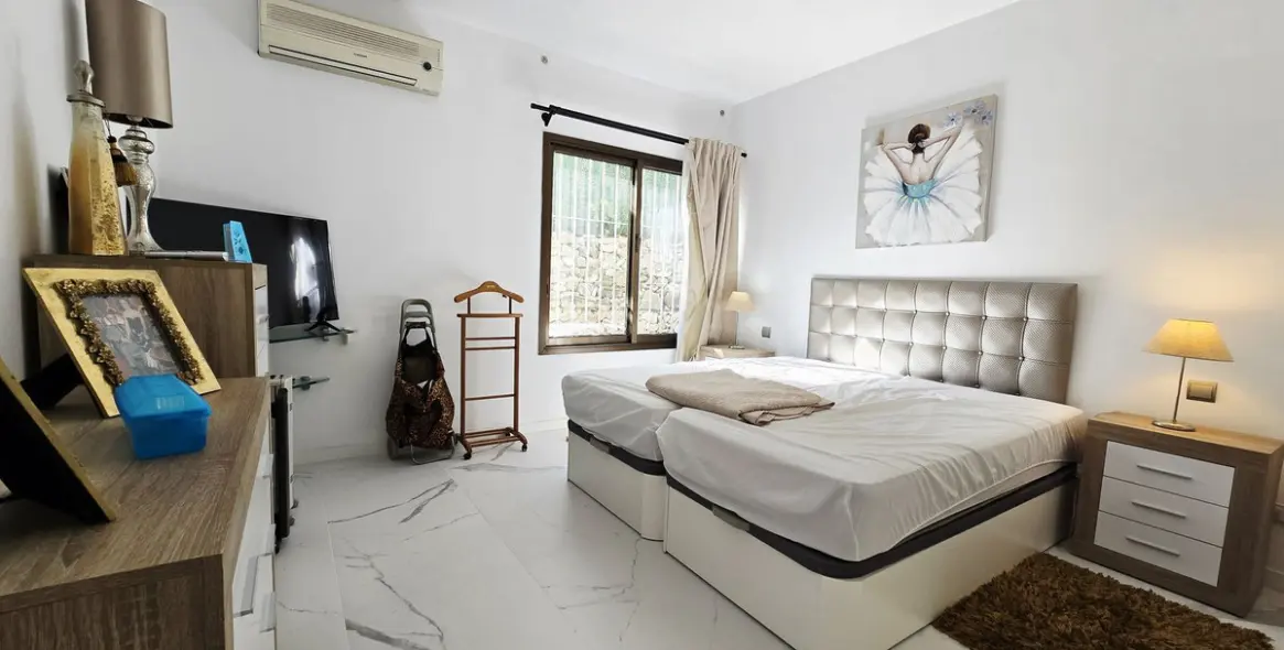 Sale of ground floor apartment in Puerto Banús 13