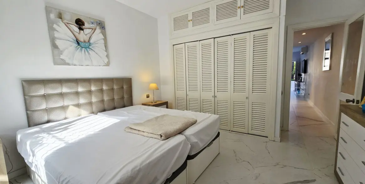 Sale of ground floor apartment in Puerto Banús 16