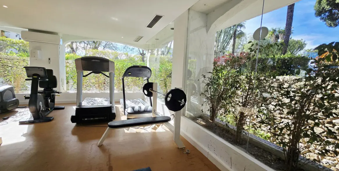 Sale of ground floor apartment in Puerto Banús 23