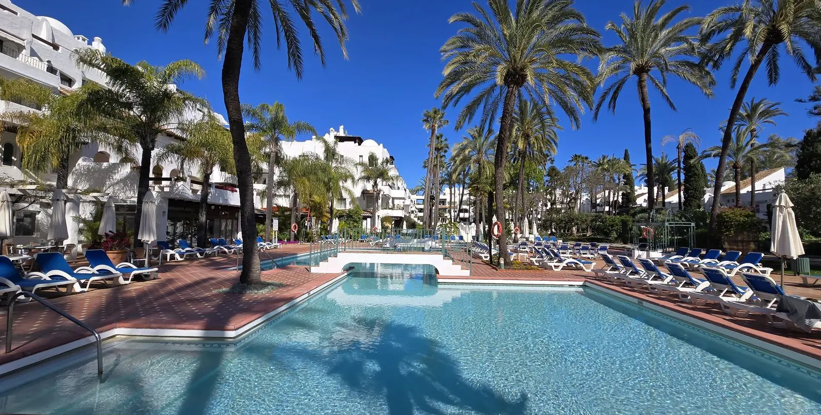 Venta de apartamento en planta baja en Puerto Banús 1