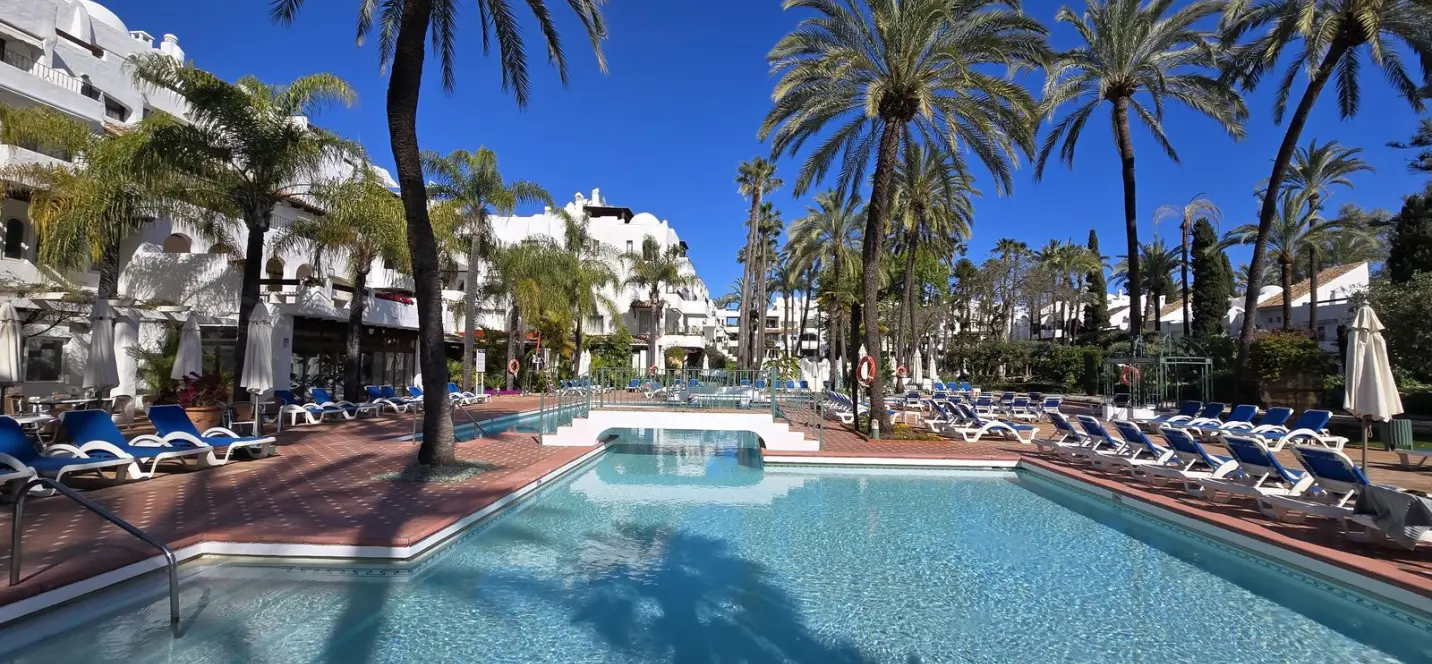 Sale of ground floor apartment in Puerto Banús 0