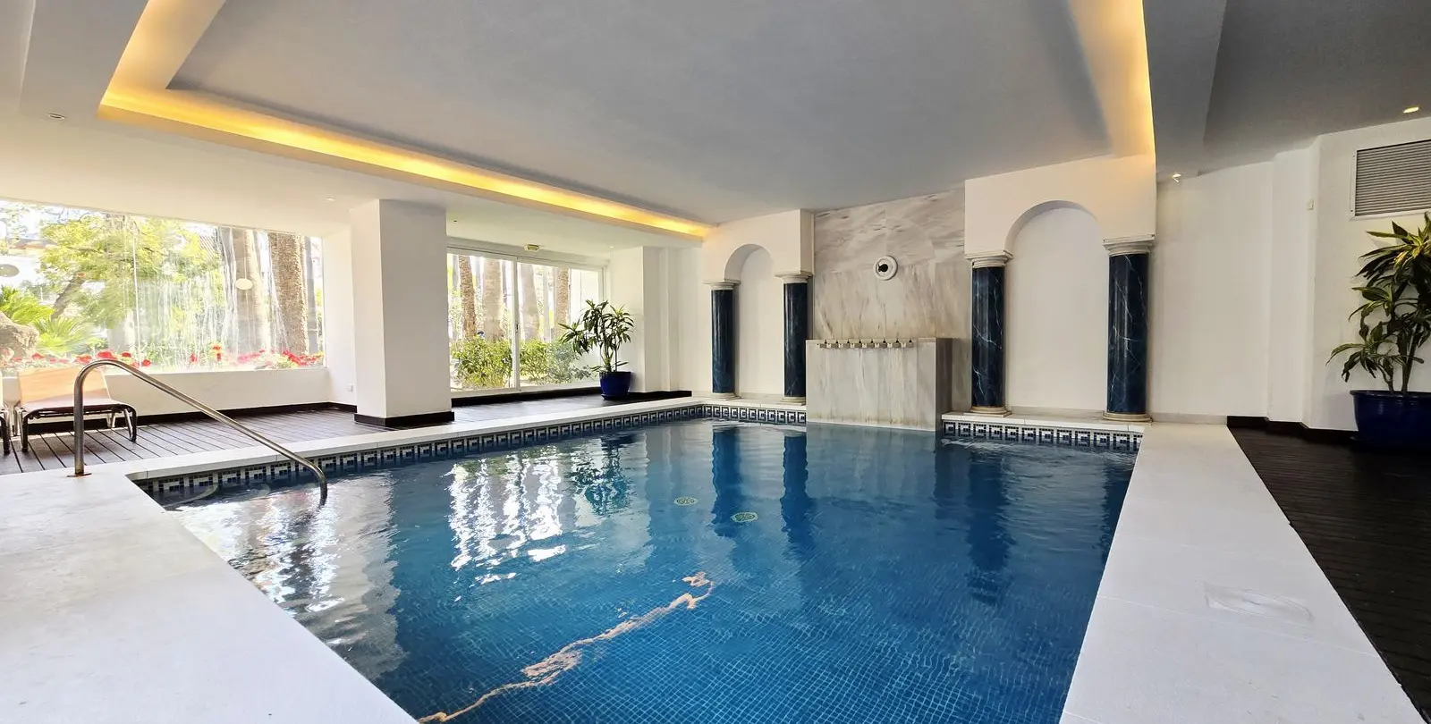 Venta de apartamento en planta baja en Puerto Banús 2