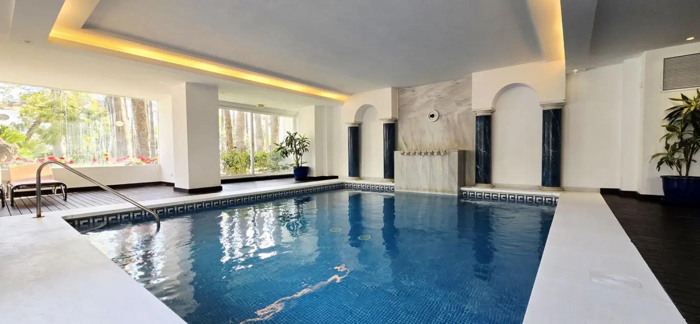 Sale of ground floor apartment in Puerto Banús 1