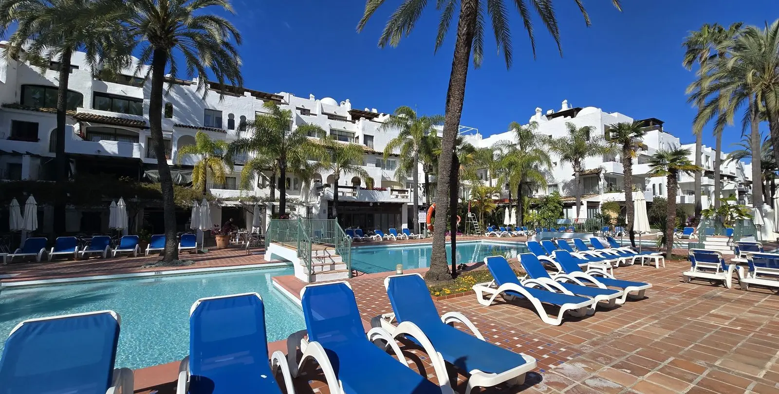 Venta de apartamento en planta baja en Puerto Banús 5