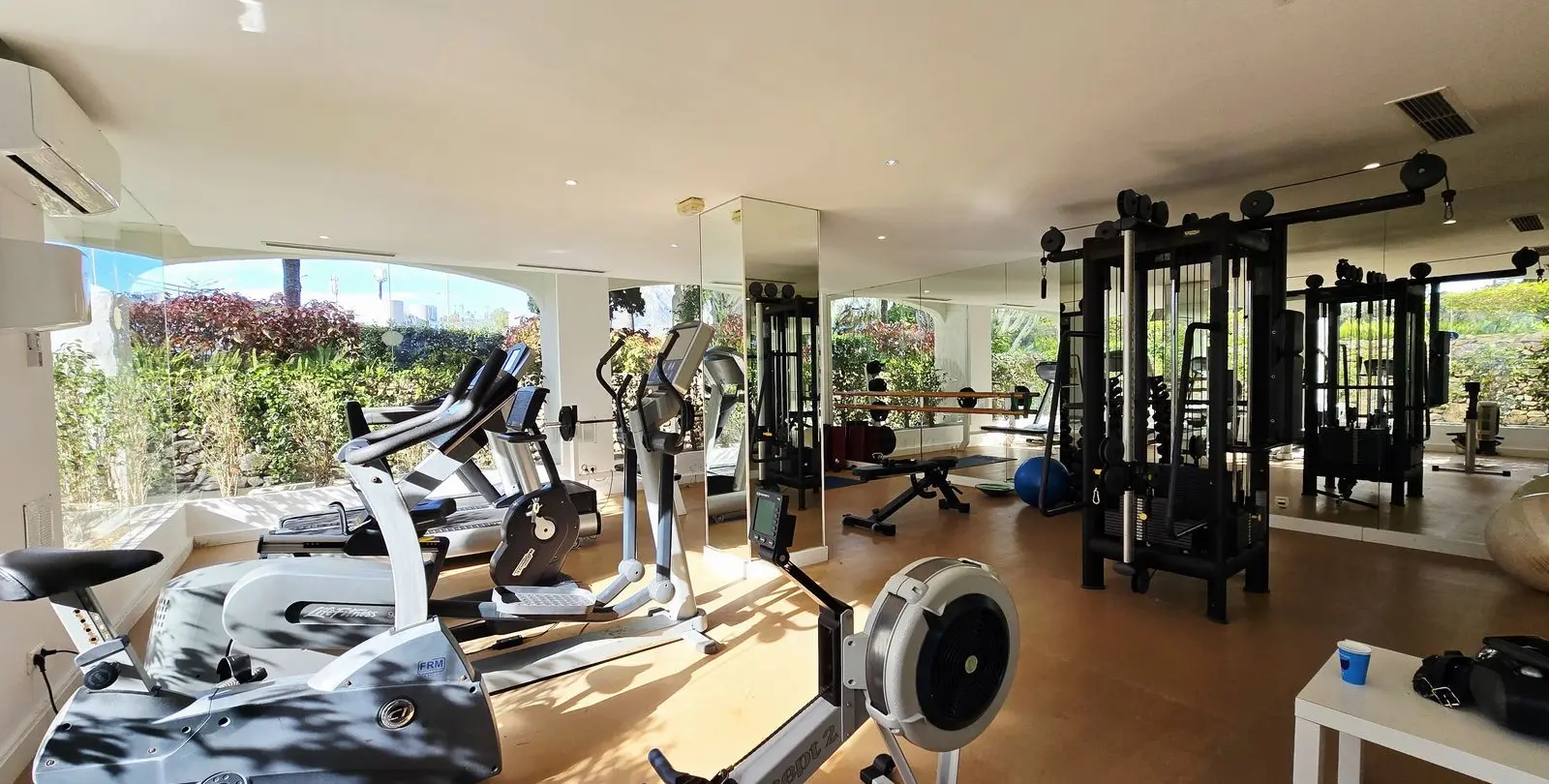 Venta de apartamento en planta baja en Puerto Banús 11