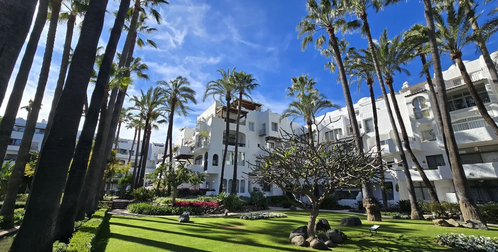 Venta de apartamento en planta baja en Puerto Banús 20