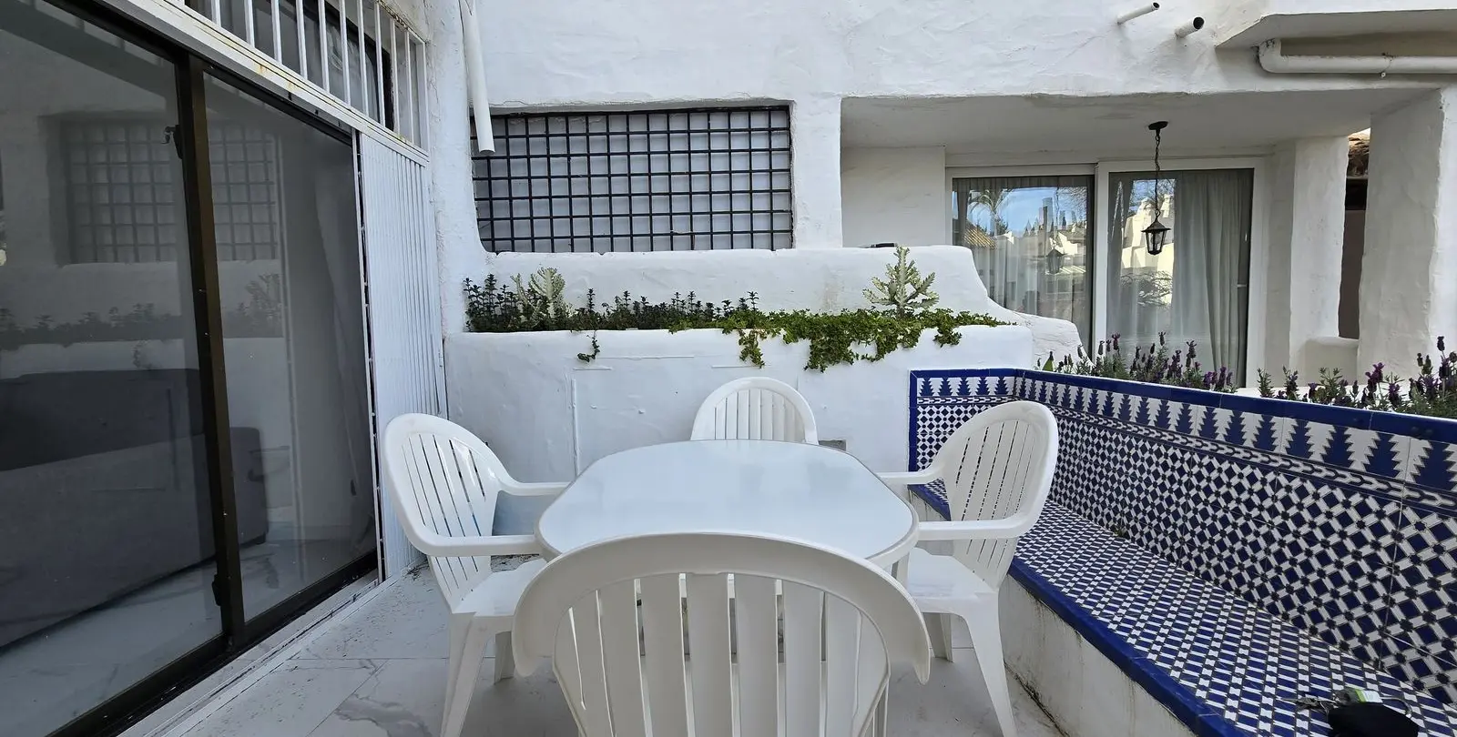 Venta de apartamento en planta baja en Puerto Banús 22