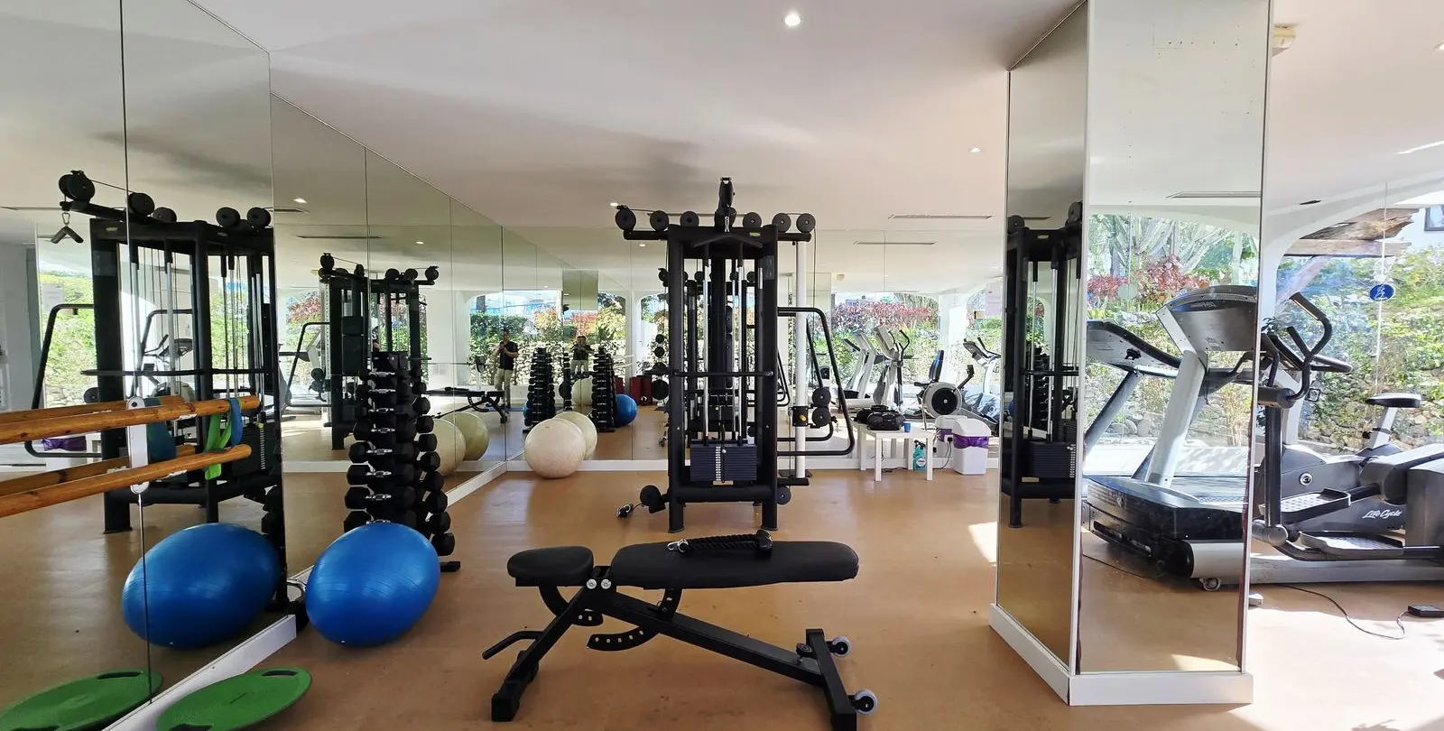 Venta de apartamento en planta baja en Puerto Banús 24