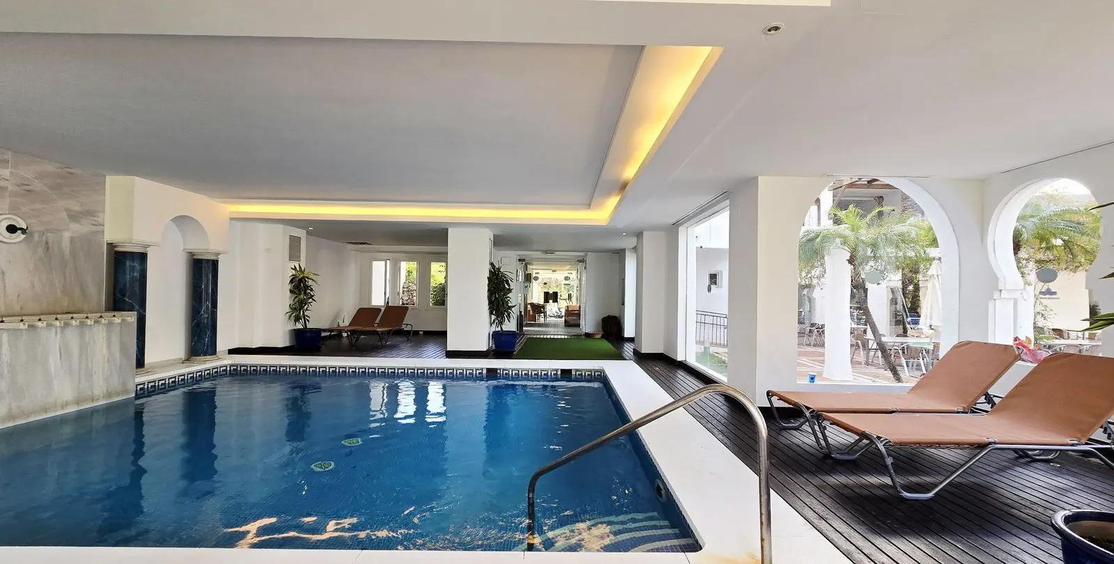 Venta de apartamento en planta baja en Puerto Banús 26