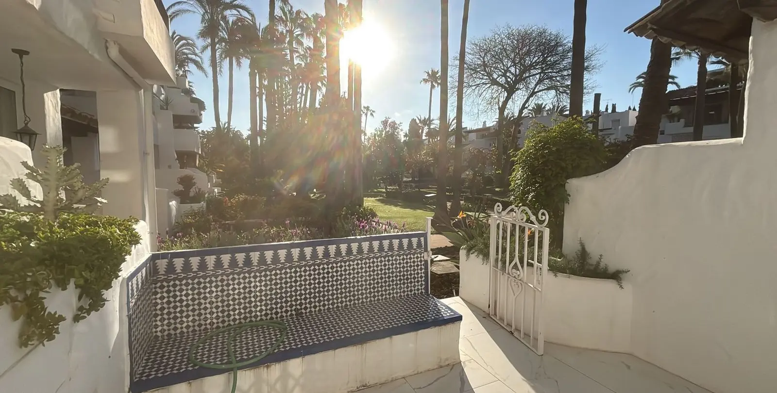 Venta de apartamento en planta baja en Puerto Banús 27