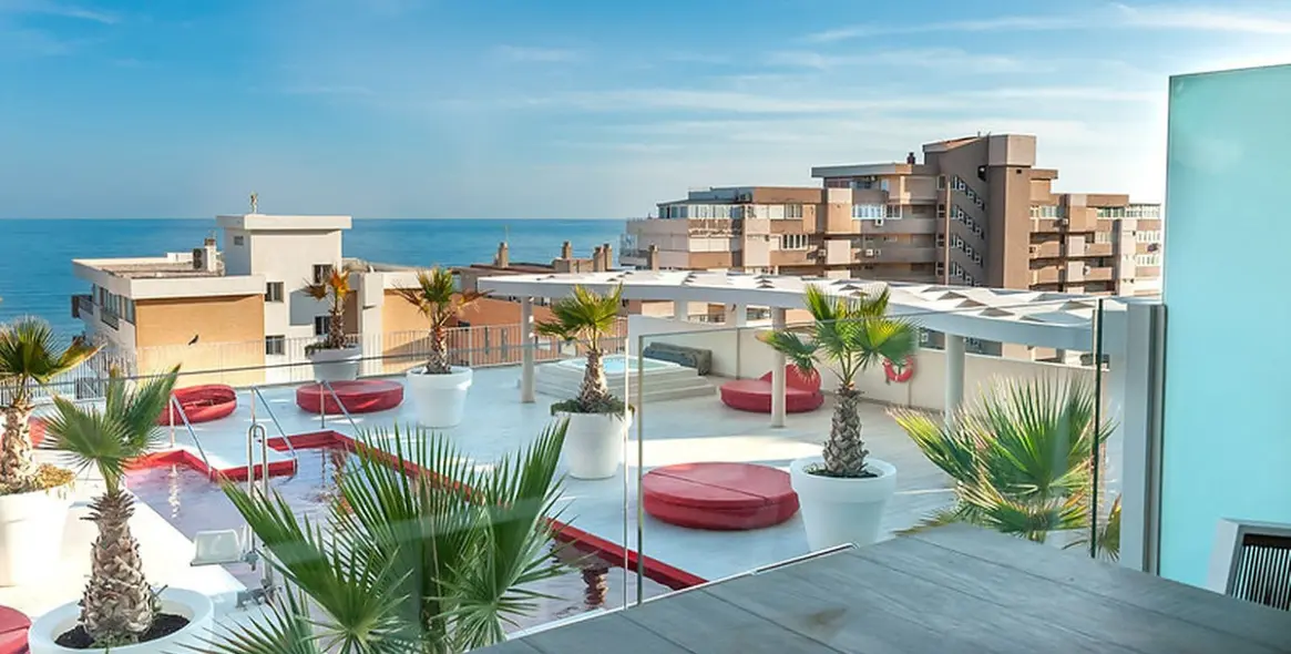 Sale of middle floor apartment in Fuengirola 1