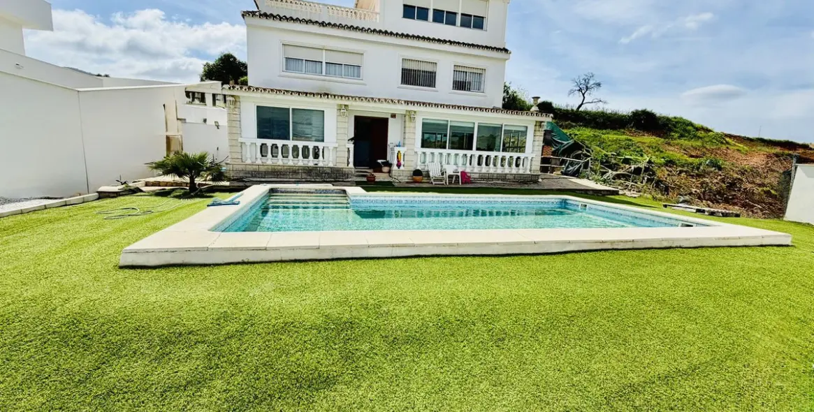 Sale of detached villa in Alhaurín de la Torre 1