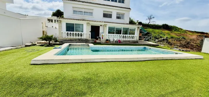 Продажа  отдельно стоящей виллы в Alhaurín de la Torre 0