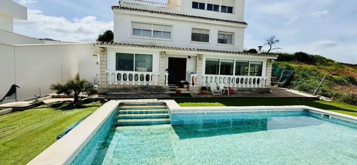 Продажа  отдельно стоящей виллы в Alhaurín de la Torre 1