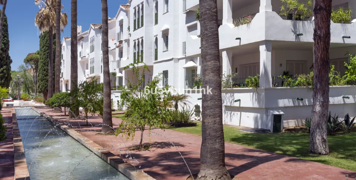 Sale of ground floor apartment in Estepona East 25