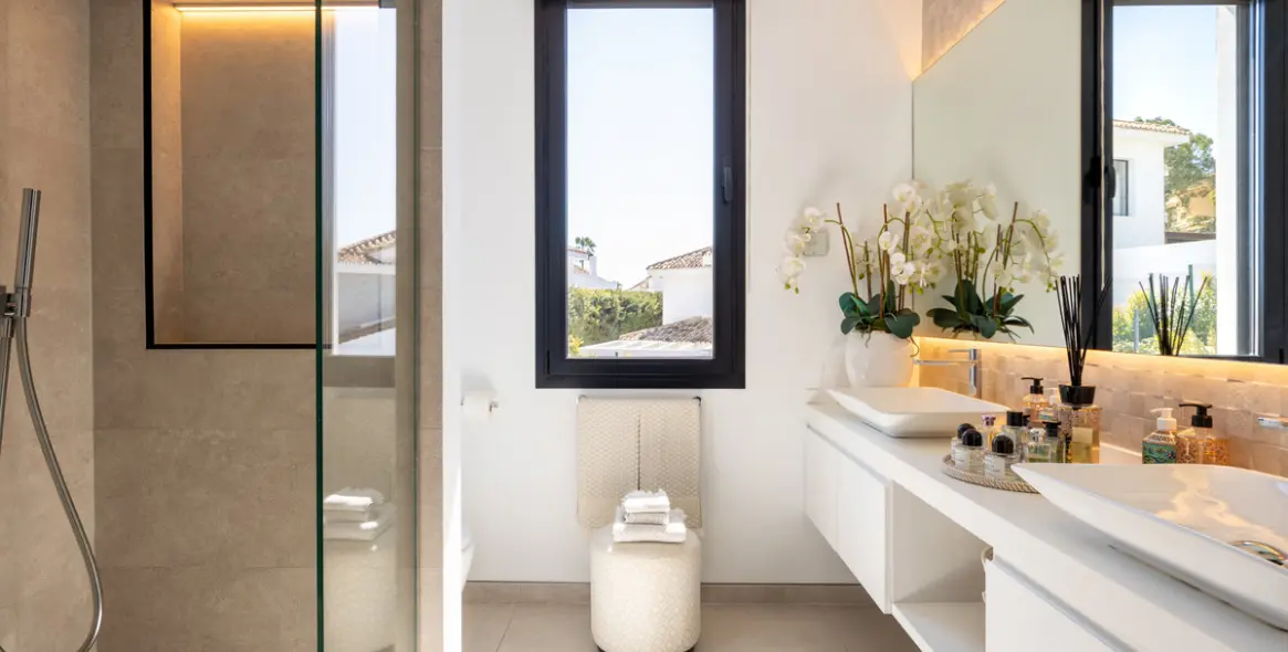 Sale of detached villa in Nueva Andalucía 11