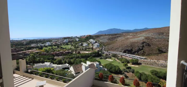 Sale of middle floor apartment in Los Flamingos 2