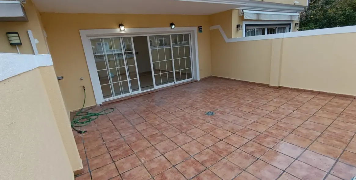 Sale of townhouse in Calahonda 2