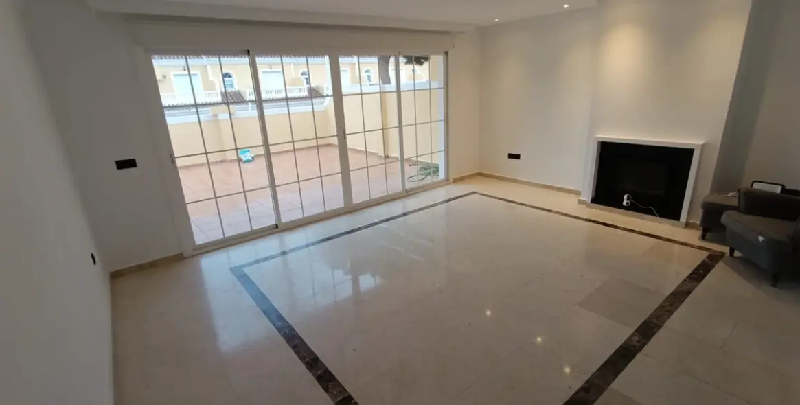 Sale of townhouse in Calahonda 3