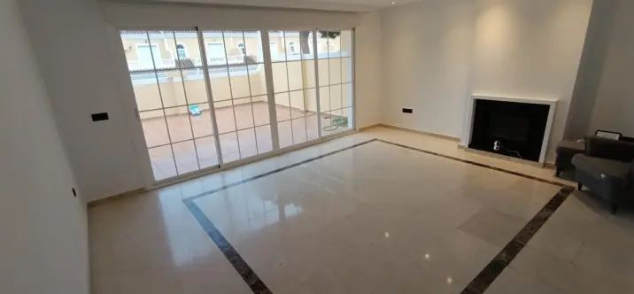 Sale of townhouse in Calahonda 2