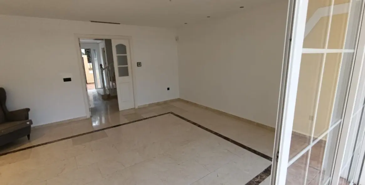 Sale of townhouse in Calahonda 4