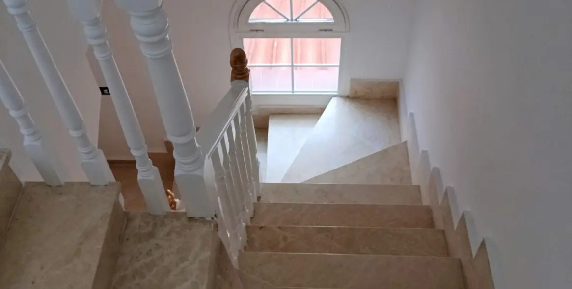 Sale of townhouse in Calahonda 23