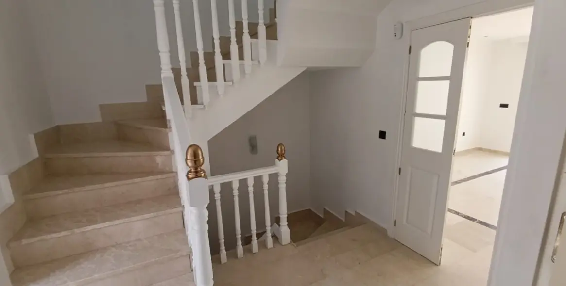 Sale of townhouse in Calahonda 24