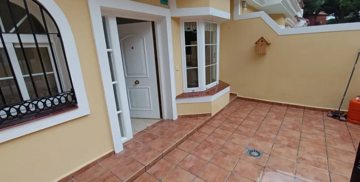 Sale of townhouse in Calahonda 25