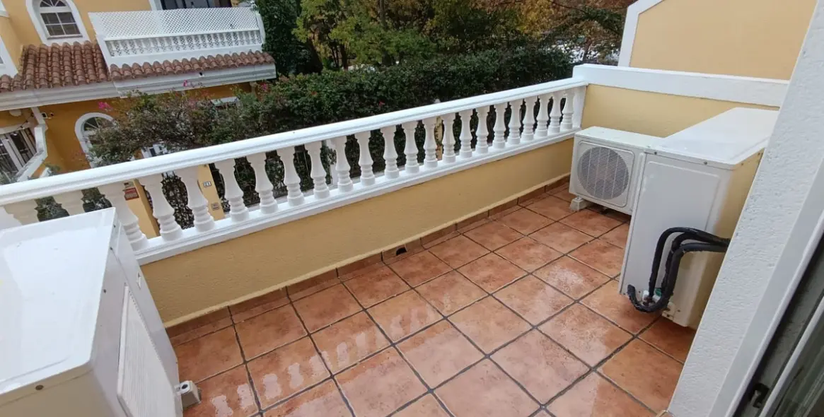 Sale of townhouse in Calahonda 26