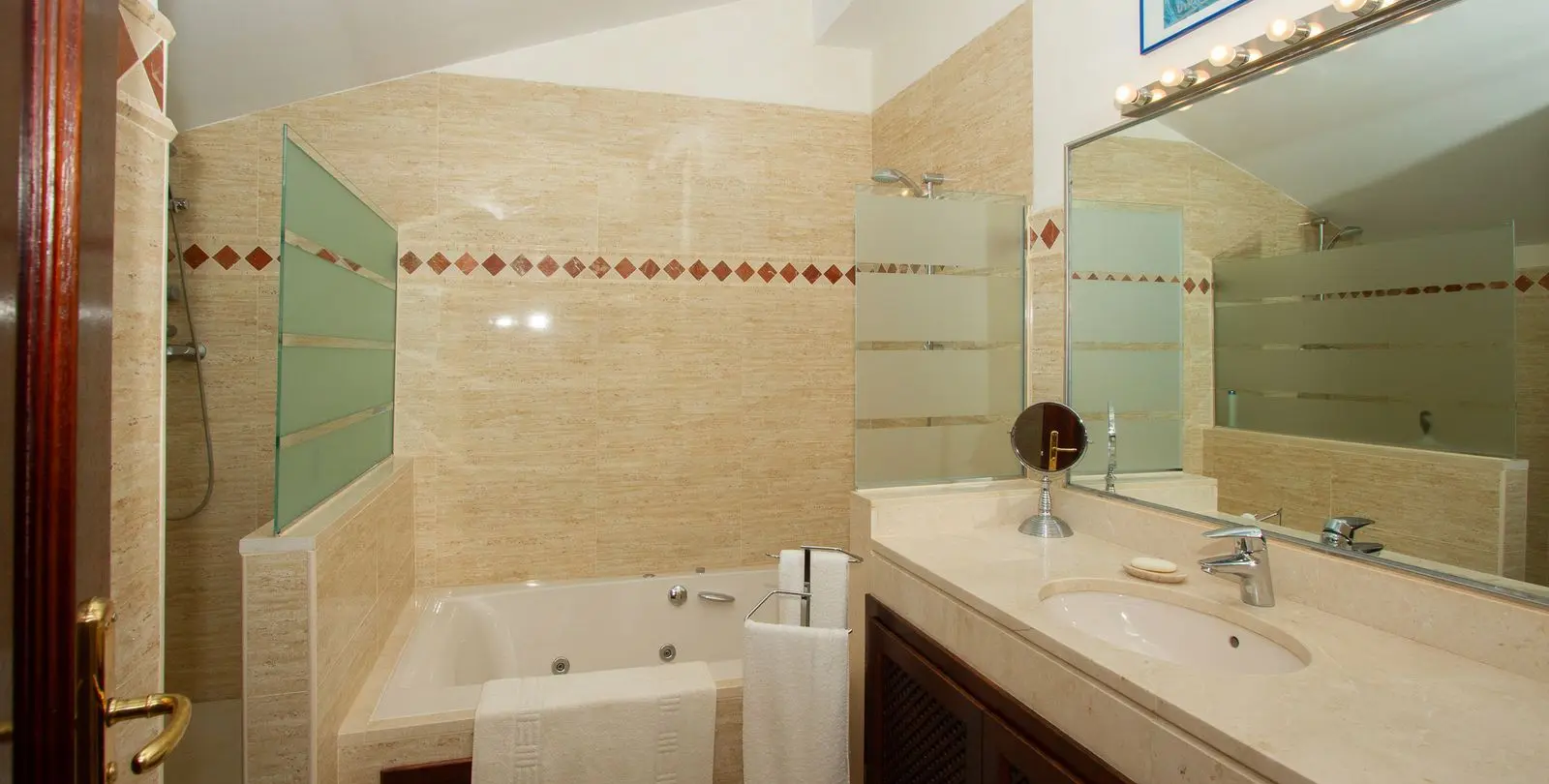 Sale of penthouse in La Mairena 10
