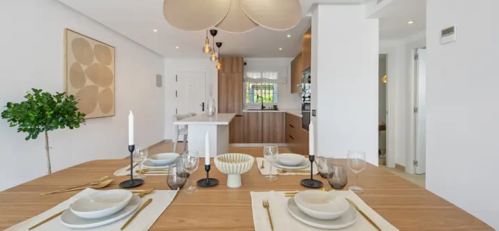 Venta de apartamento en planta media en La Quinta 2