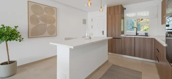 Venta de apartamento en planta media en La Quinta 3