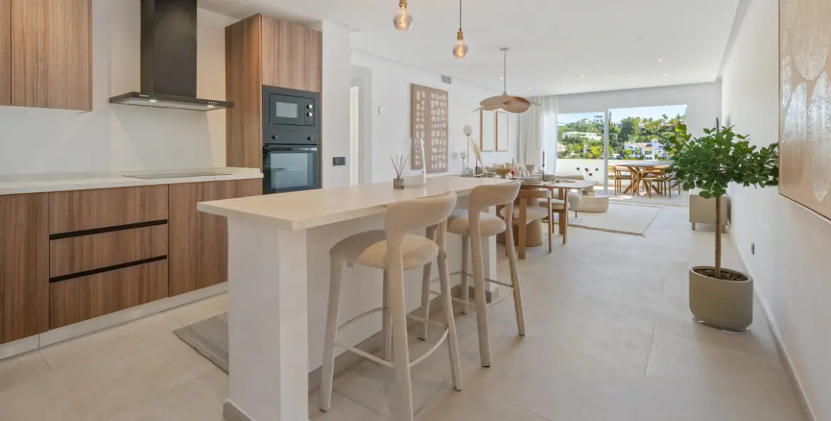 Venta de apartamento en planta media en La Quinta 7