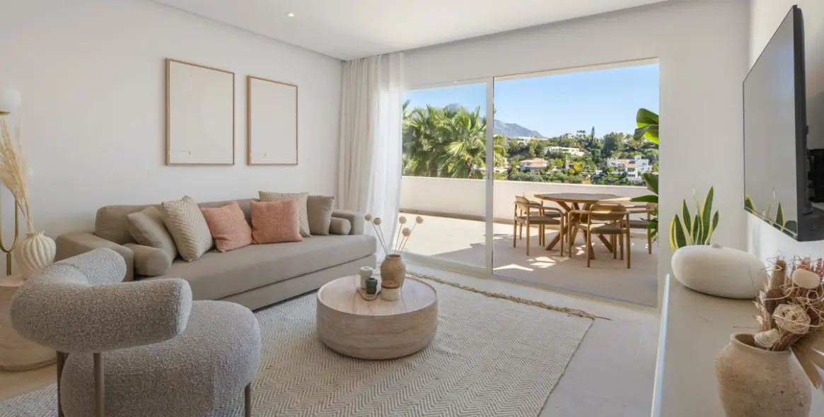 Venta de apartamento en planta media en La Quinta 9