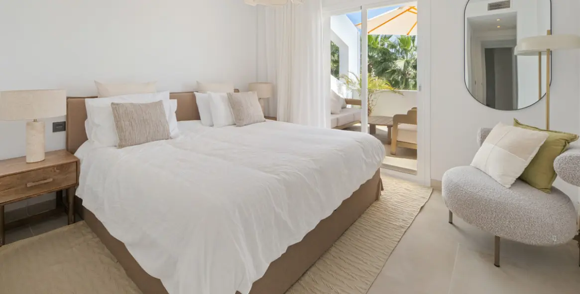 Venta de apartamento en planta media en La Quinta 12